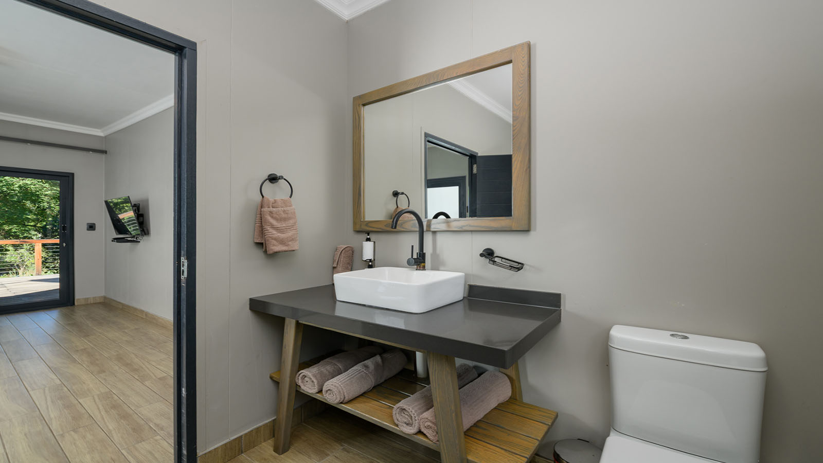 Two Bedroom Riverview Cabin with Splash Pool